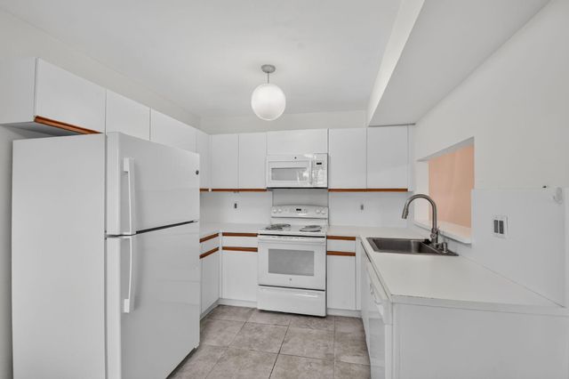 7665 TAHITI Lane 104, Lake Worth, FL 33467