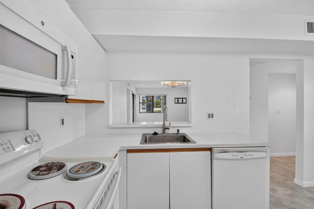 7665 TAHITI Lane 104, Lake Worth, FL 33467