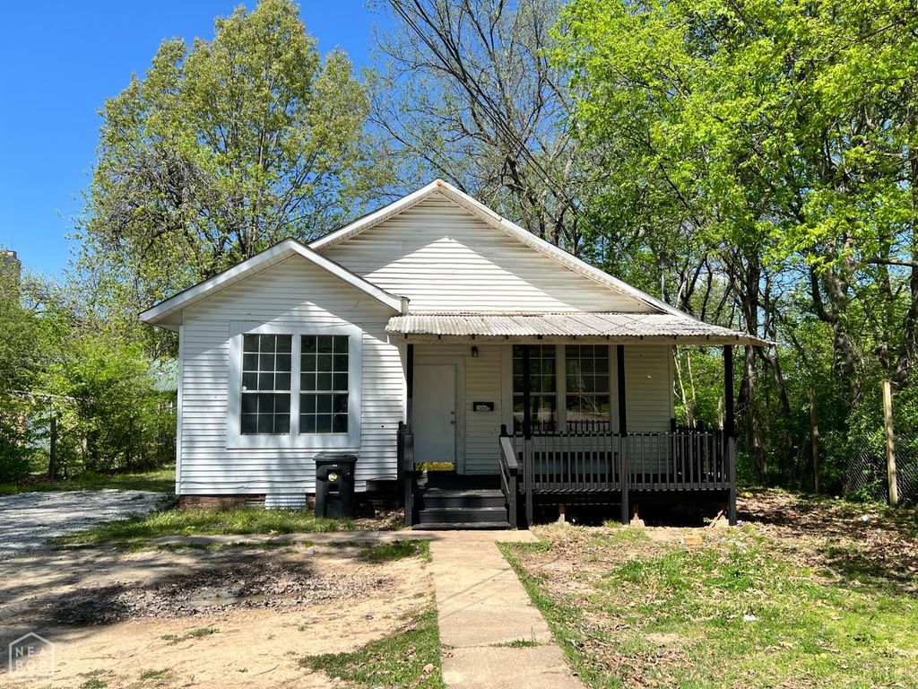 1012 W Huntington Avenue, Jonesboro, AR 72401