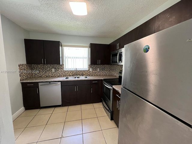738 SW 9th St, Florida City, FL 33034