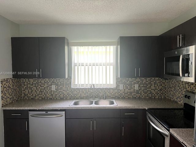 738 SW 9th St, Florida City, FL 33034