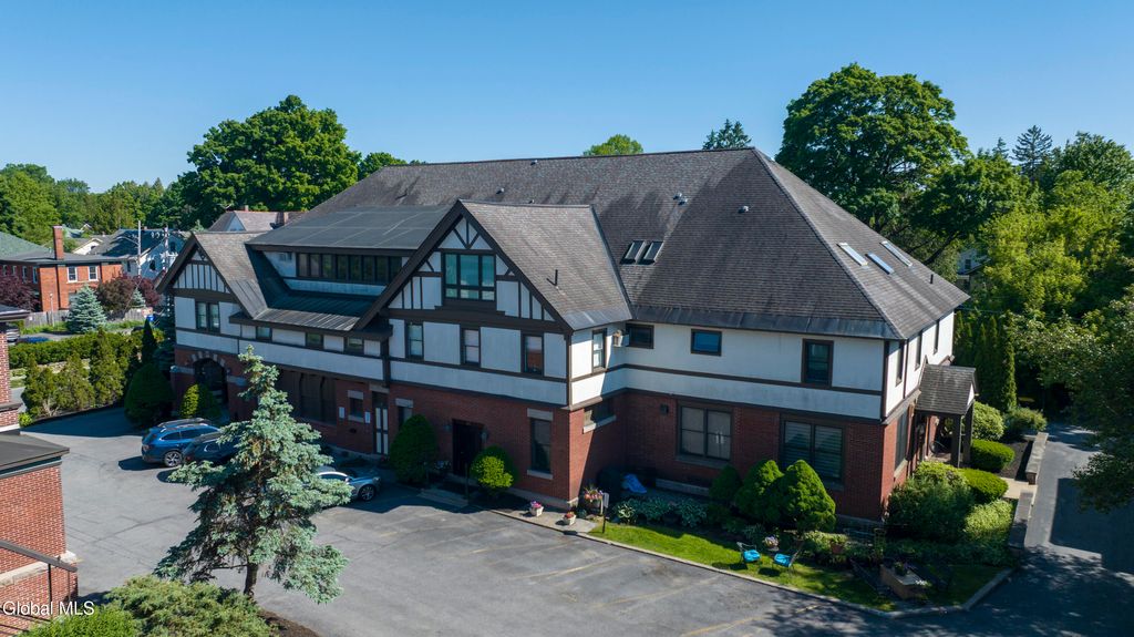 37 Clark Street APT 4, Saratoga Springs, NY 12866
