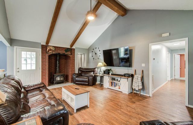 1139 County Road 2103, Weimar, TX 78962