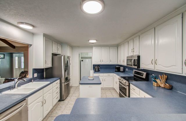 1139 County Road 2103, Weimar, TX 78962