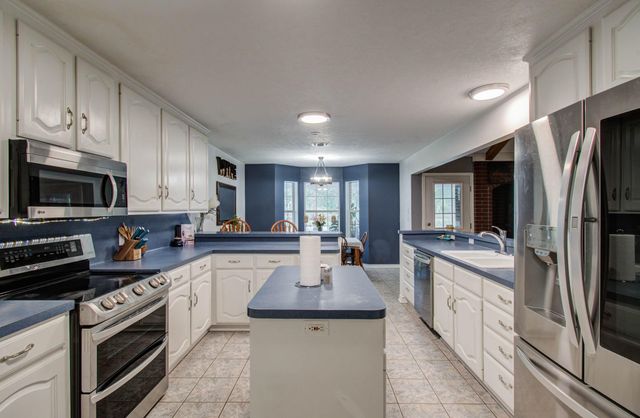 1139 County Road 2103, Weimar, TX 78962