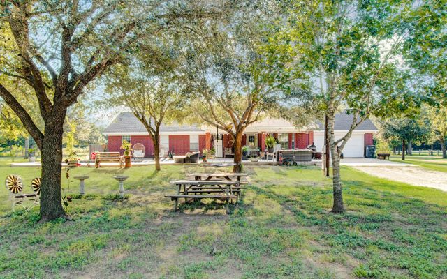 1139 County Road 2103, Weimar, TX 78962