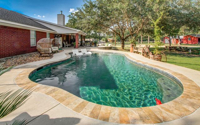 1139 County Road 2103, Weimar, TX 78962