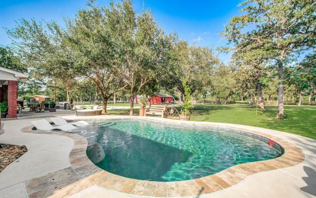 1139 County Road 2103, Weimar, TX 78962