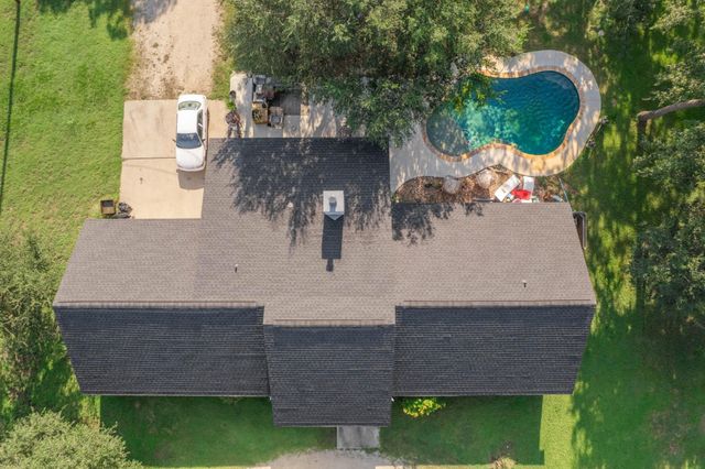 1139 County Road 2103, Weimar, TX 78962