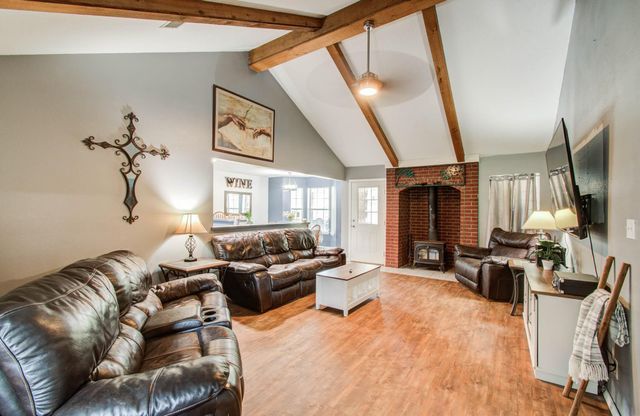 1139 County Road 2103, Weimar, TX 78962