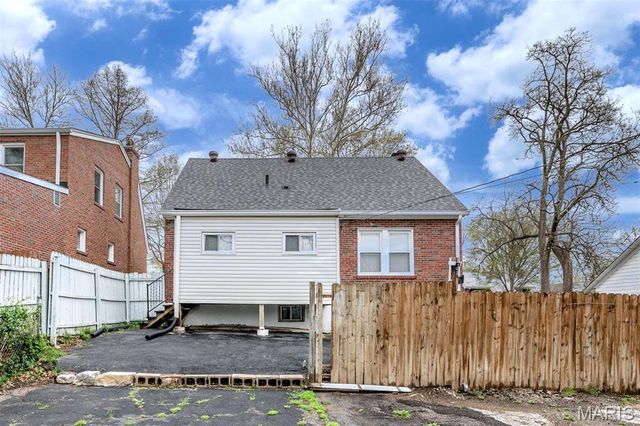 7710 Saint Albans Avenue, St Louis, MO 63117