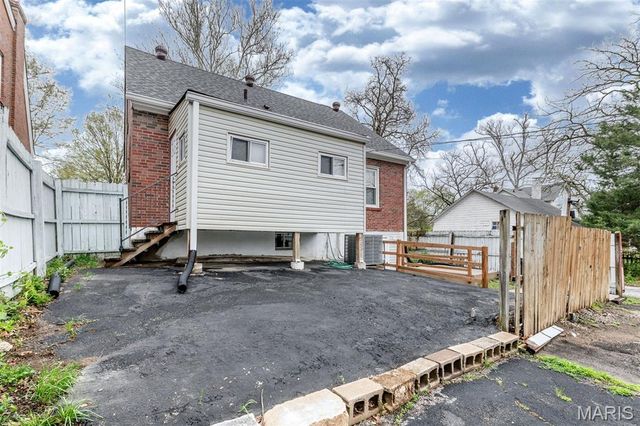 7710 Saint Albans Avenue, St Louis, MO 63117