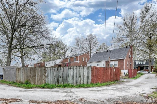 7710 Saint Albans Avenue, St Louis, MO 63117