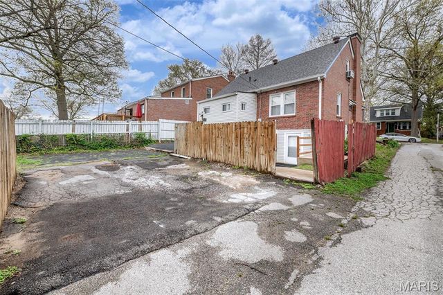 7710 Saint Albans Avenue, St Louis, MO 63117