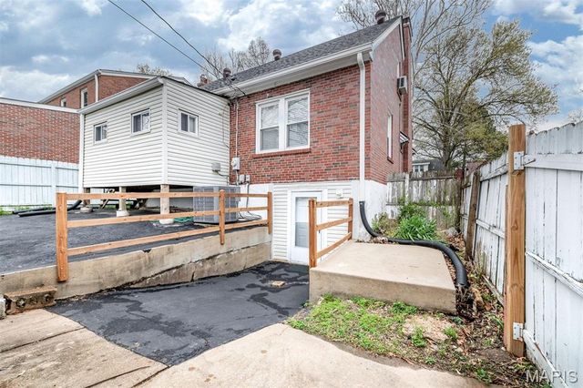 7710 Saint Albans Avenue, St Louis, MO 63117