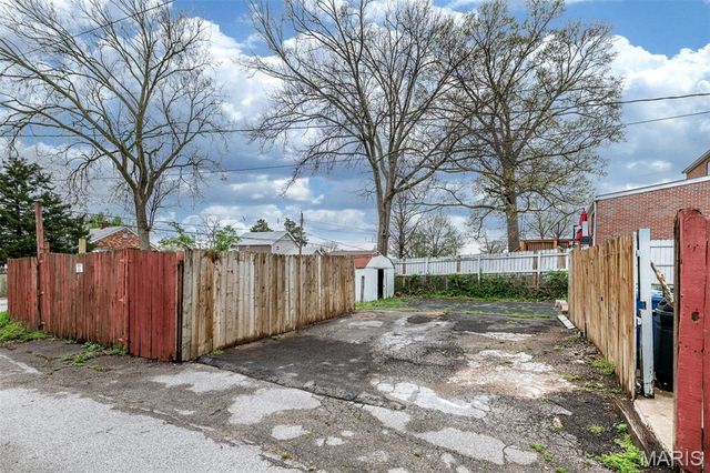 7710 Saint Albans Avenue, St Louis, MO 63117