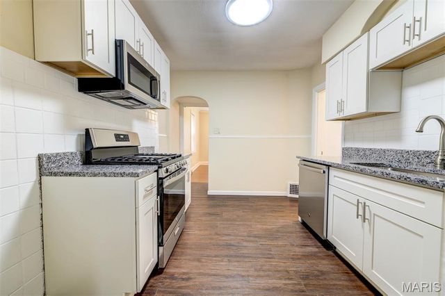 7710 Saint Albans Avenue, St Louis, MO 63117