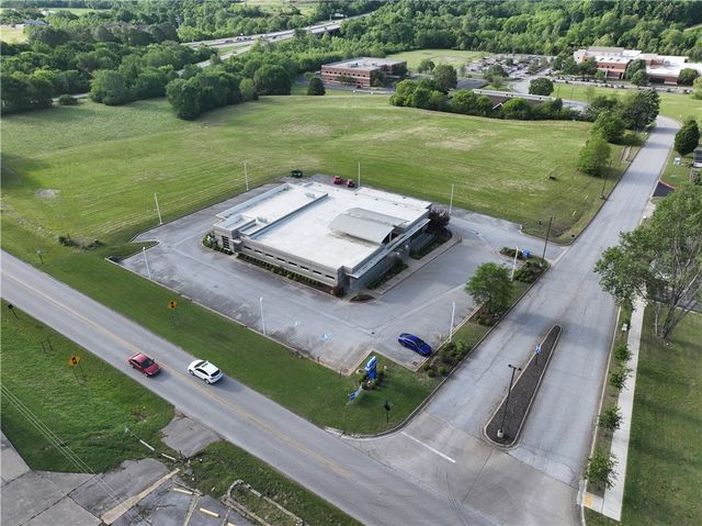 5201 Willow Creek Drive, Springdale, AR 72762