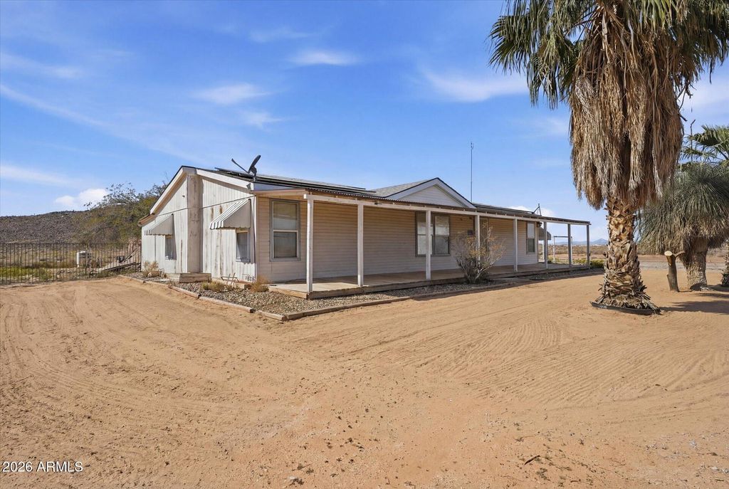 Image 4 of property listing at 2120 S 382ND Avenue, Tonopah, AZ 85354