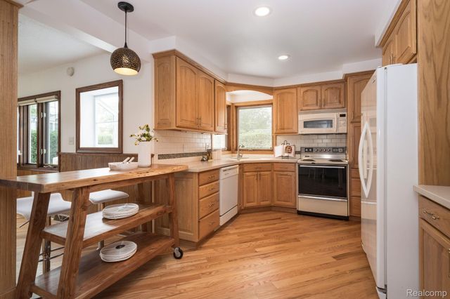 32312 Arlington Drive, Beverly Hills Village, MI 48025