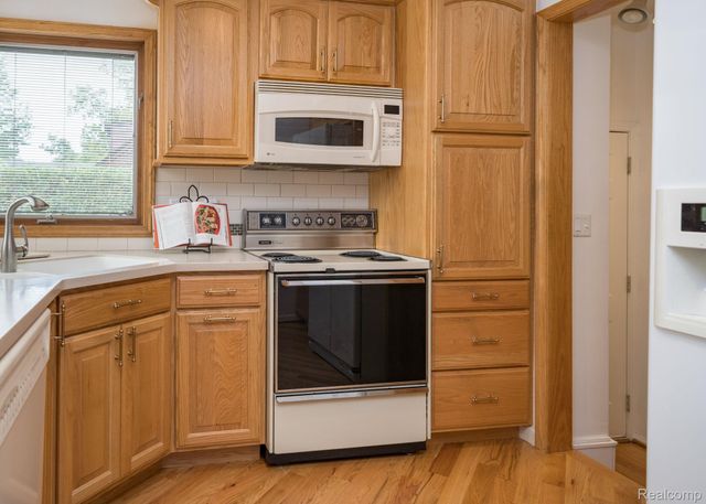 32312 Arlington Drive, Beverly Hills Village, MI 48025