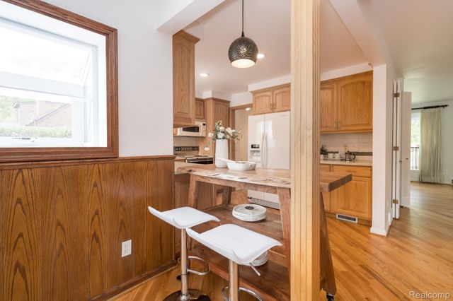 32312 Arlington Drive, Beverly Hills Village, MI 48025