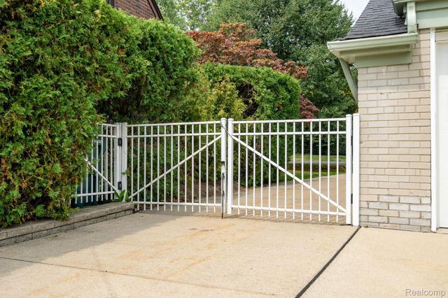 32312 Arlington Drive, Beverly Hills Village, MI 48025