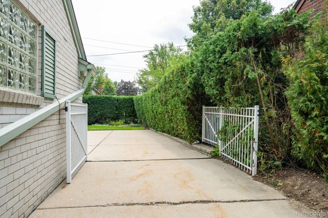 32312 Arlington Drive, Beverly Hills Village, MI 48025