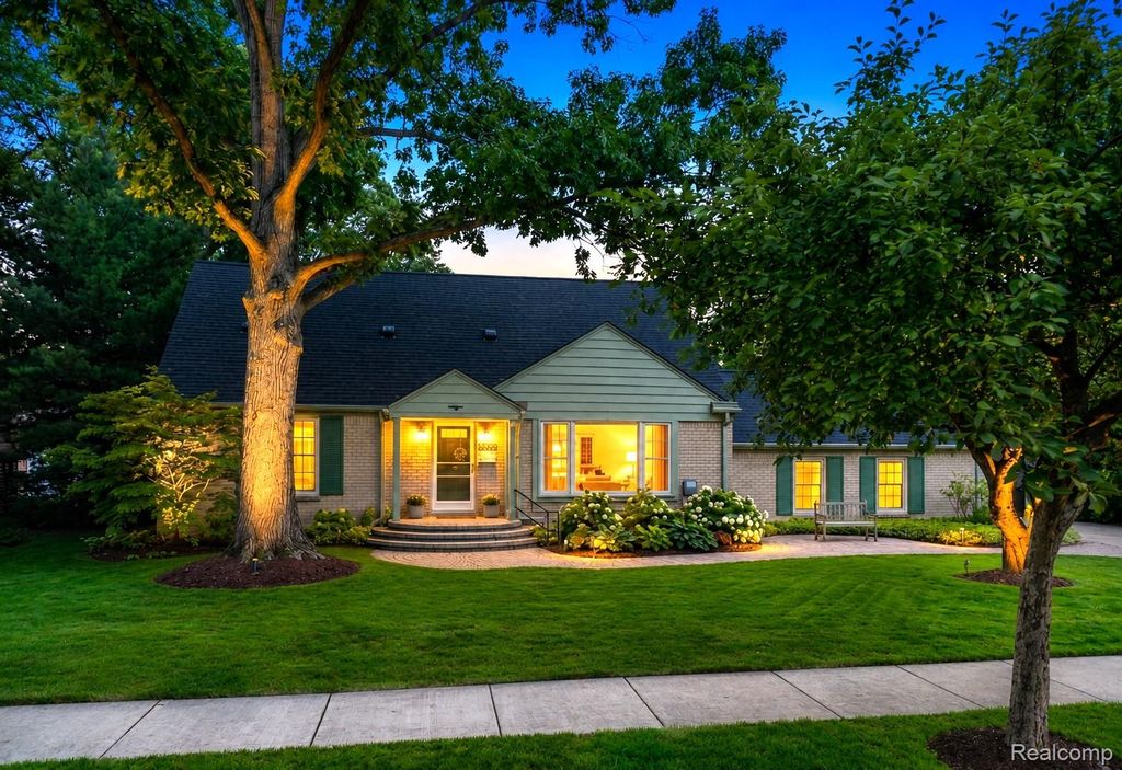 32312 Arlington Drive, Beverly Hills Village, MI 48025
