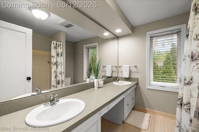 2999 Bloomfield Park Drive, West Bloomfield Charter Township, MI 48323