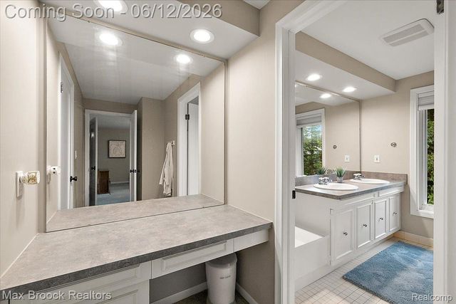 2999 Bloomfield Park Drive, West Bloomfield Charter Township, MI 48323