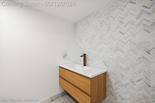 2999 Bloomfield Park Drive, West Bloomfield Charter Township, MI 48323