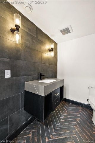 2999 Bloomfield Park Drive, West Bloomfield Charter Township, MI 48323