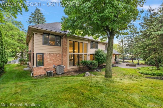 2999 Bloomfield Park Drive, West Bloomfield Charter Township, MI 48323