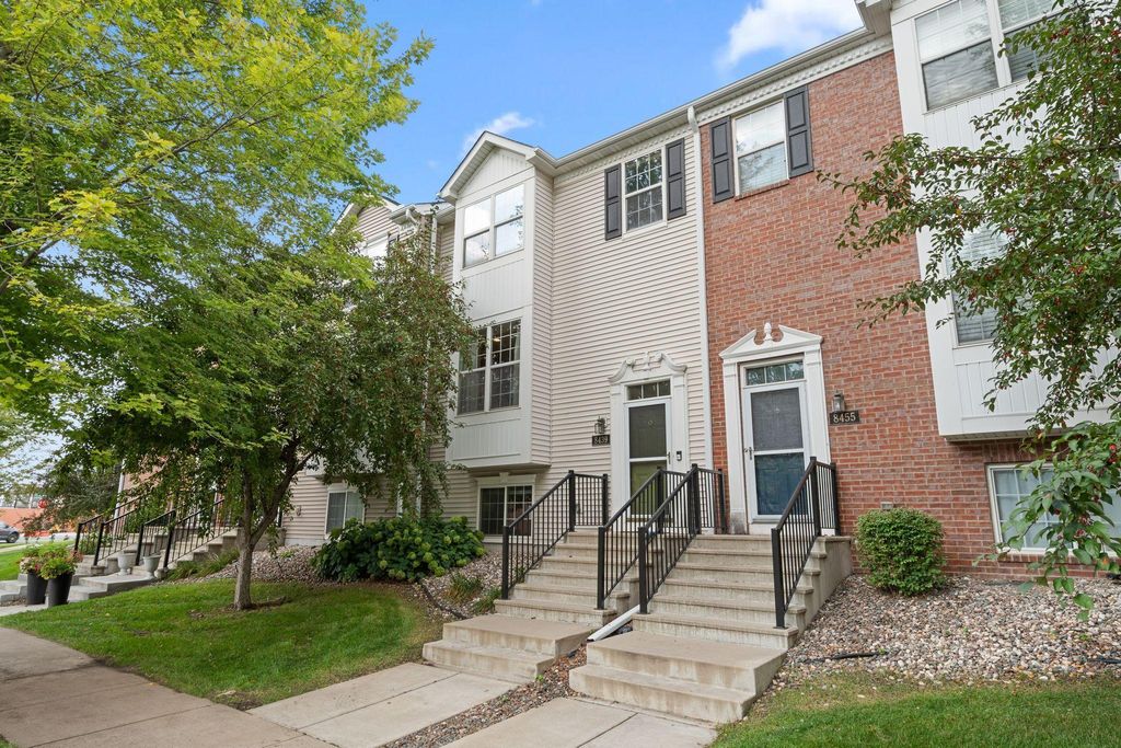 8439 Grove Place, Shakopee, MN 55379