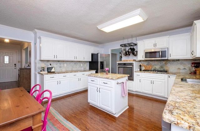 2 Highwood Drive, Little Rock, AR 72205