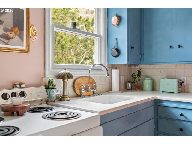 1615 Sw CANBY St, Portland, OR 97219