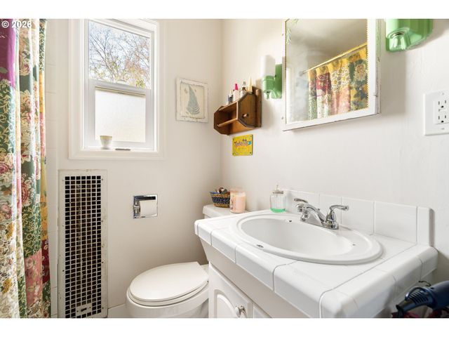 1615 Sw CANBY St, Portland, OR 97219