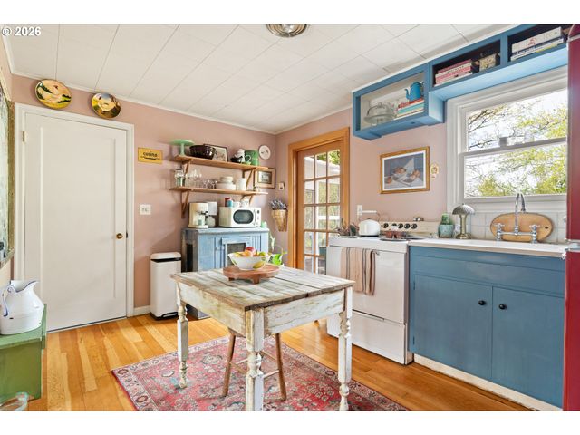 1615 Sw CANBY St, Portland, OR 97219