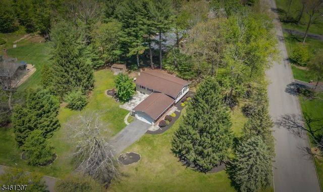 8 Woodland Dr, Washington Twp., NJ 07853