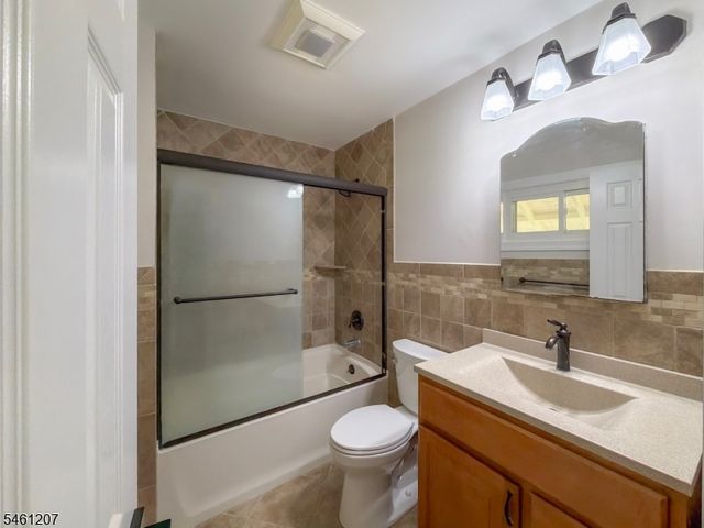 8 Woodland Dr, Washington Twp., NJ 07853