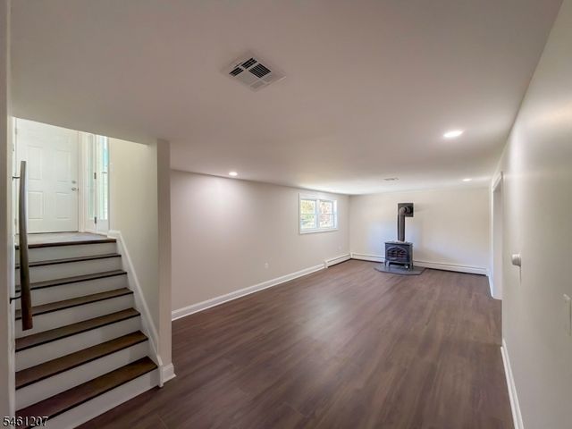 8 Woodland Dr, Washington Twp., NJ 07853