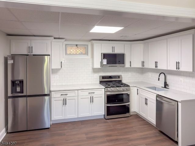 8 Woodland Dr, Washington Twp., NJ 07853