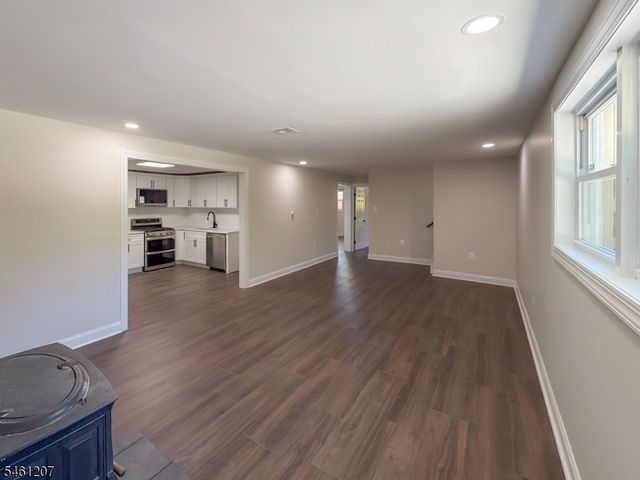 8 Woodland Dr, Washington Twp., NJ 07853