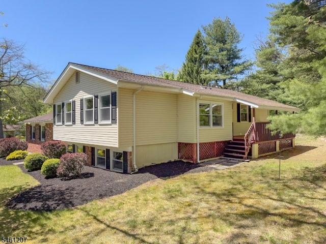 8 Woodland Dr, Washington Twp., NJ 07853