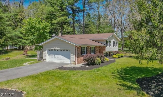 8 Woodland Dr, Washington Twp., NJ 07853
