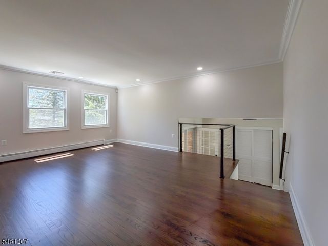 8 Woodland Dr, Washington Twp., NJ 07853