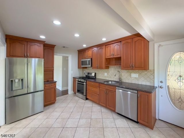 8 Woodland Dr, Washington Twp., NJ 07853