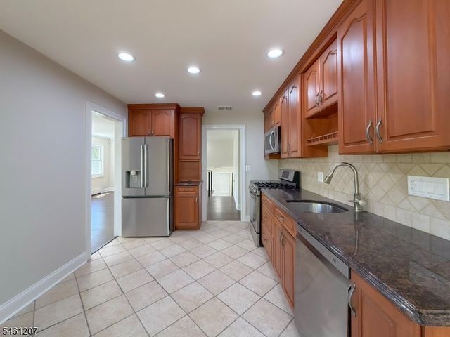 8 Woodland Dr, Washington Twp., NJ 07853