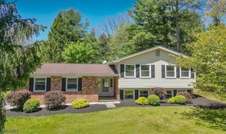 8 Woodland Dr, Washington Twp., NJ 07853